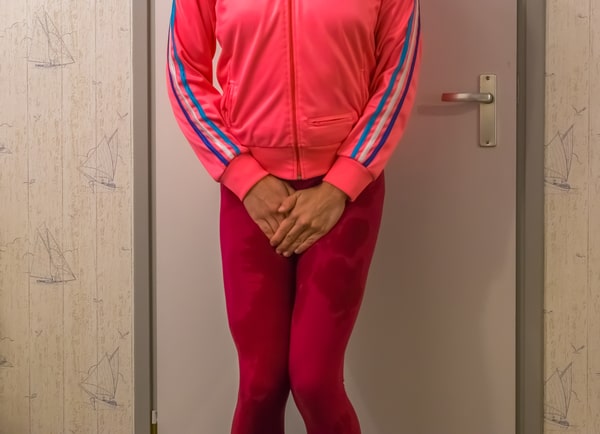 בלוג רפואה 534 27930350 young women wetting her leggings and holding her hands in front of her crotch embarrassing accidents urinary incontinence medical issues