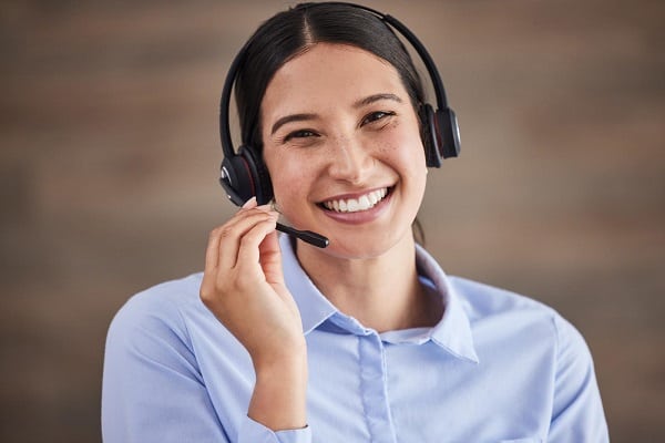 בלוג רפואה 535 47499666 face of businesswoman working in a call center customer service operator wearing a headset portrait of happy service rep it customer service rep smiling customer service agent on a call