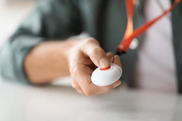 בלוג רפואה 529 53139076 unrecognizable senior man pushing panic button on emergency equipment 1