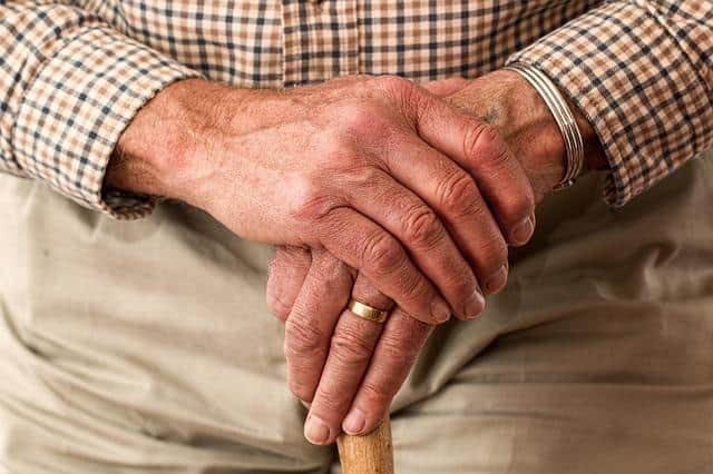 למה כדאי להשתמש בשעון מצוקה? 3 elderly 981400 640
