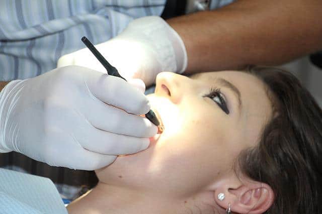 מהי מטרת פוליסת כיסוי שיניים 8 teeth cleaning 1514692 640